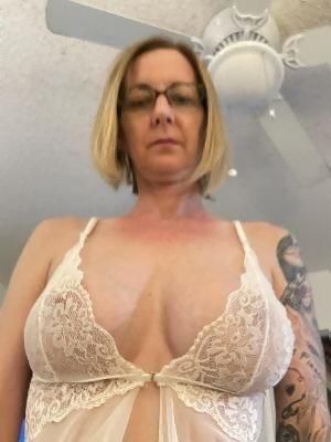 Escorts Tampa, Florida I am  years old women. Dont miss my good special service.good smelling hot pussy