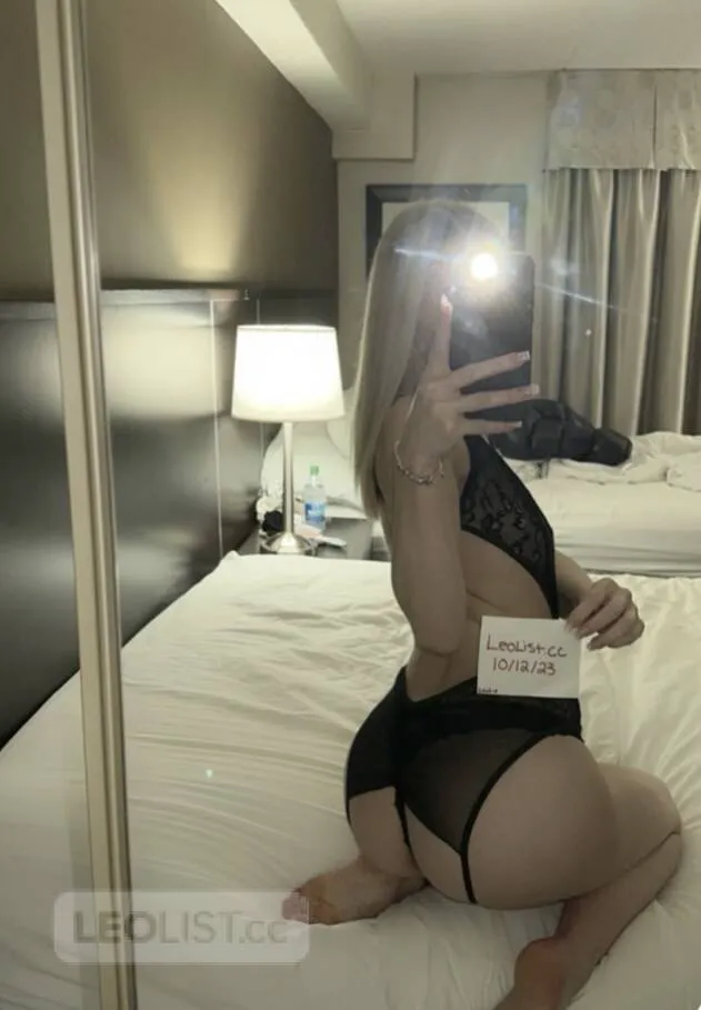 Escorts Oakville, Ontario Upscale petite blonde low restrictions open minded slut