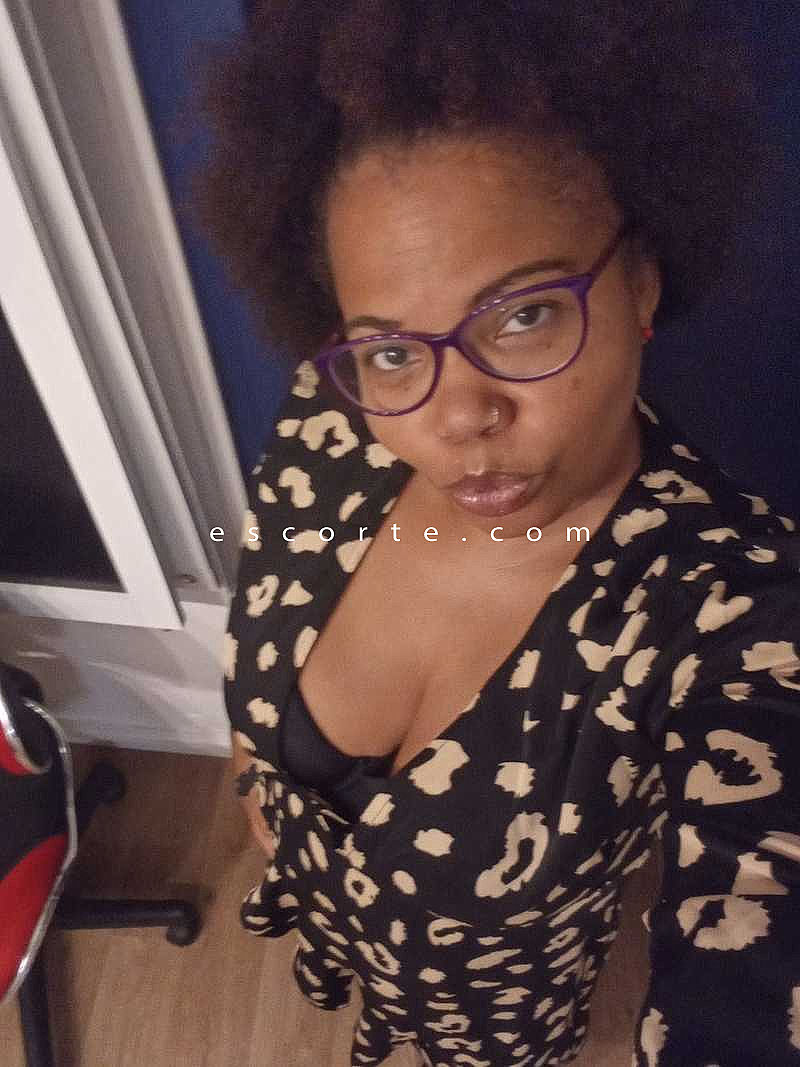 Escorts Melun, France FEMME JOLIE MULATRE