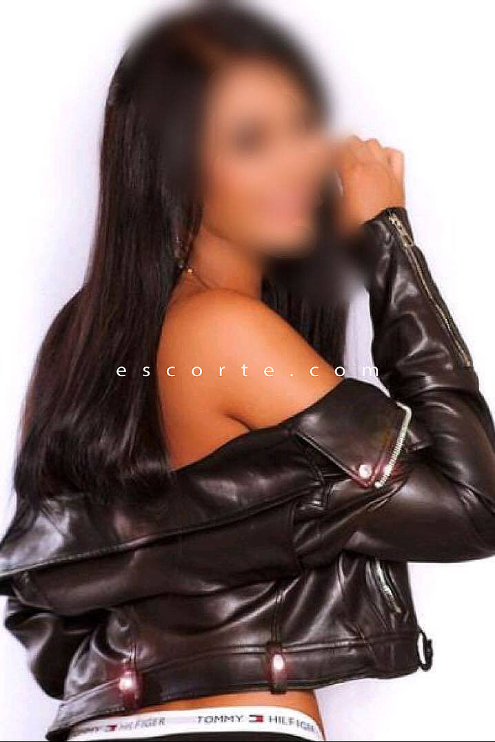 Escorts Melun, France laasya