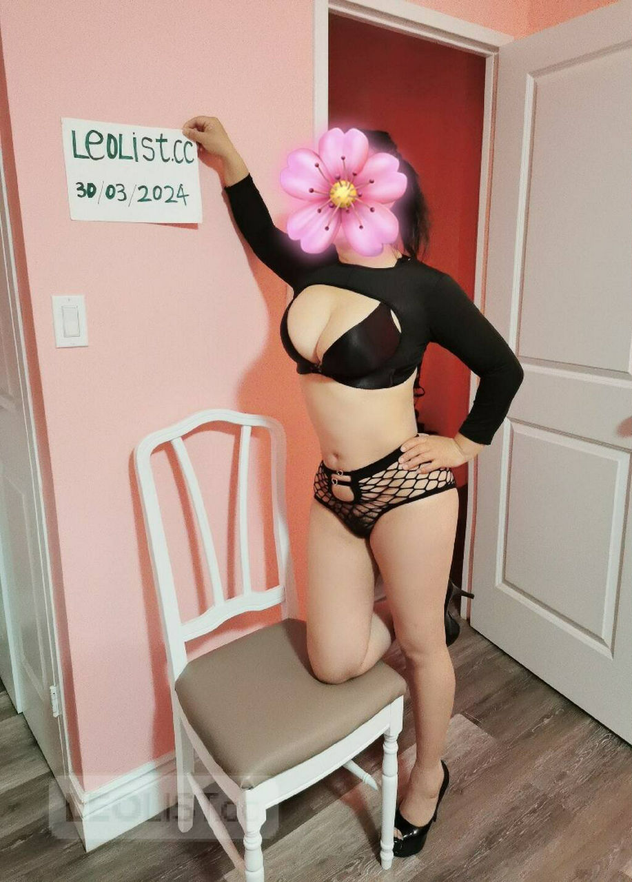 Escorts Mississauga, Ontario Big breasts and big buttocks, super sexy Taiwanese sisters