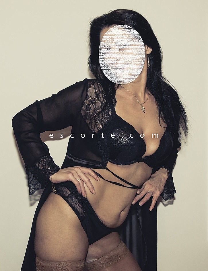 Escorts Marignane, France missparkercoquine