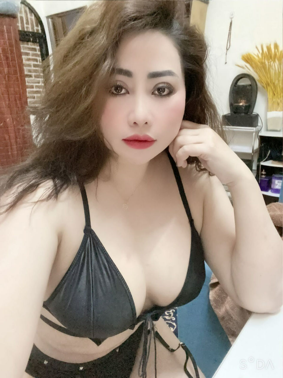 Escorts United Arab Emirates Anna Busty Milf