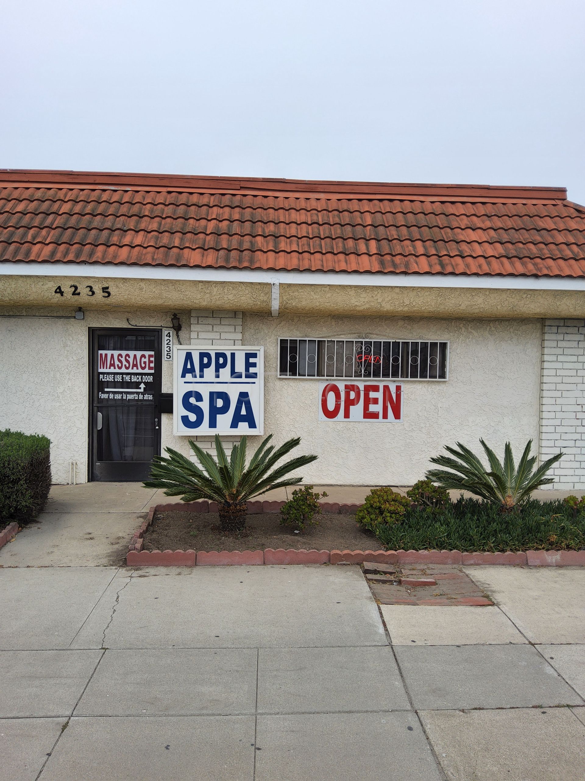 Oxnard, California Apple Massage