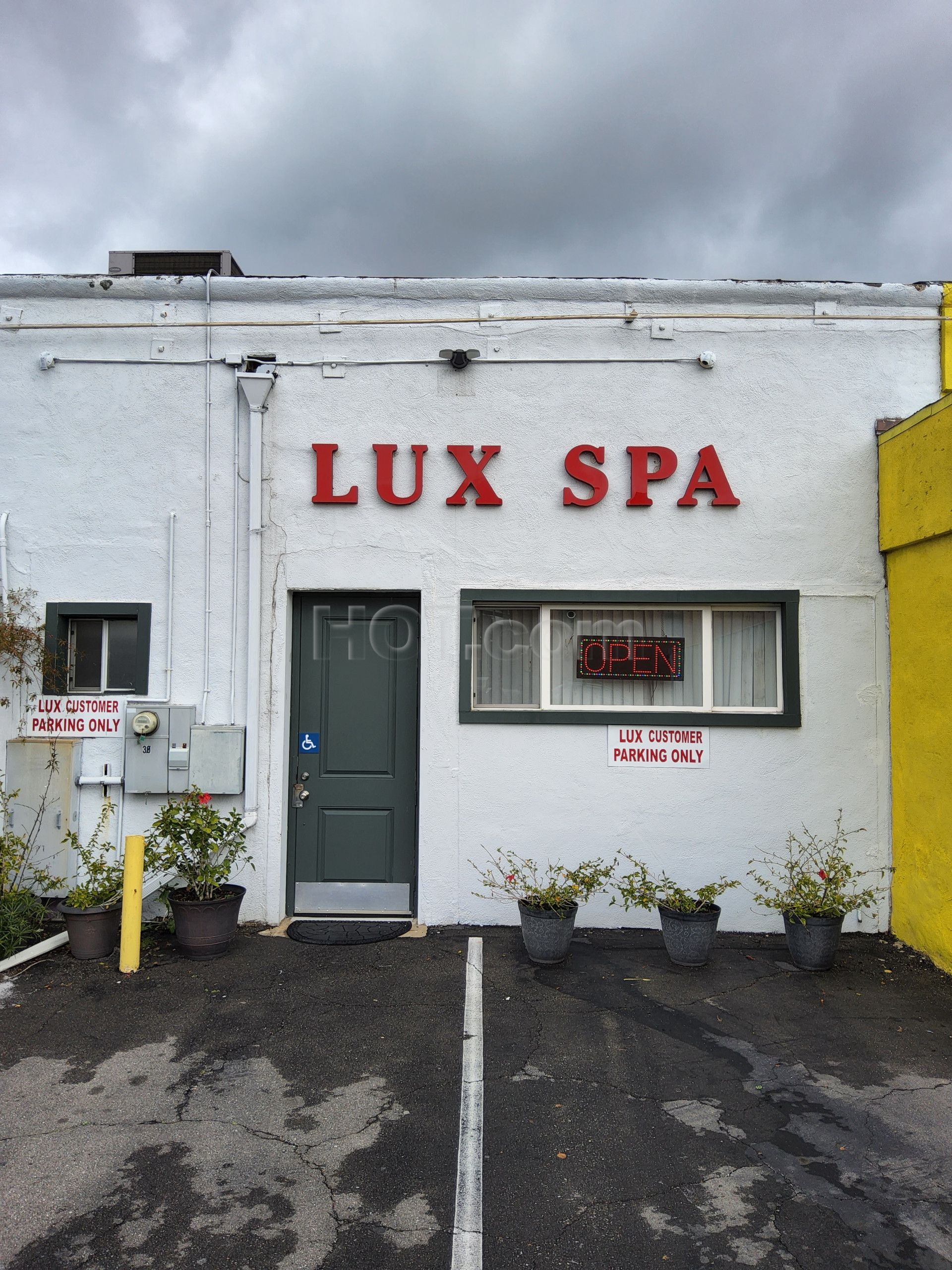 Pasadena, California Lux Spa & Massage