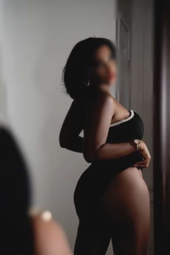 Escorts Orlando, Florida Curvy, Big Boobs, Tall Caramel Tanned Beauty