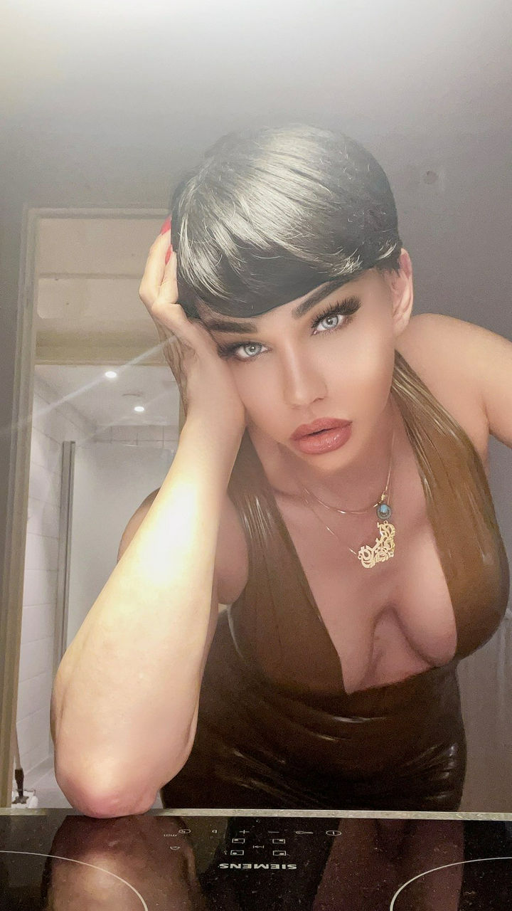 Escorts London, England Ts Ameerah شيميل اميرة لبنانية بلندن