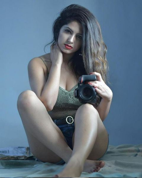 Escorts Abu Dhabi, United Arab Emirates Kiran Busty Girl