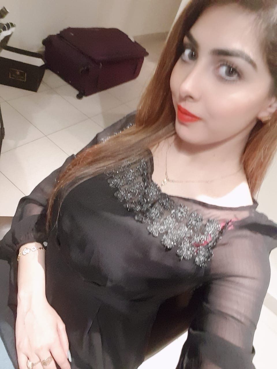 Escorts Dubai, United Arab Emirates Suman Indian Girl