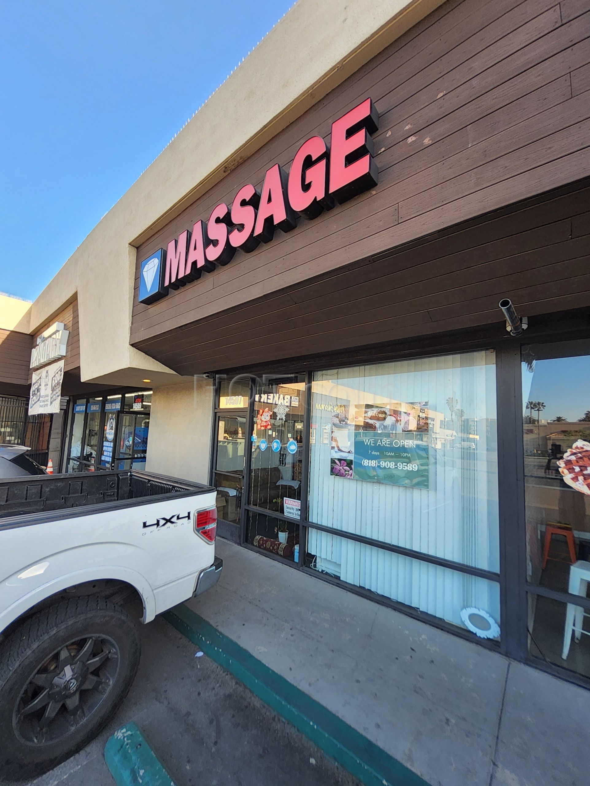 Van Nuys, California Diamond Palace Massage